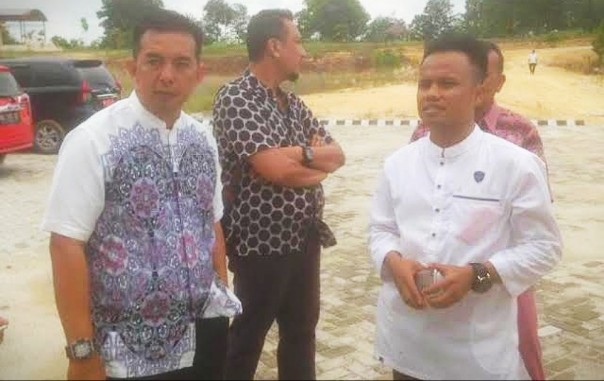 Kepala Dispora Kota Pekanbaru, Zulfahmi Adrian bersama Ketua KONI Kota Pekanbaru, Anis Murzil