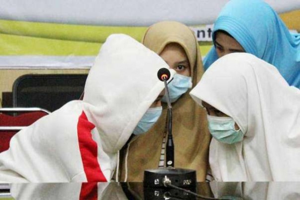 Tiga dari 12 siswa SMA pelaku penganiayaan sedang berbincang dengan kerabatnya di Polresta Pontianak.