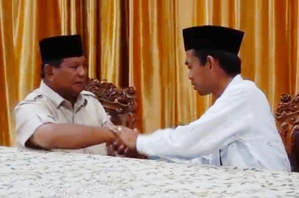Ustaz Abdul Somad saat memberikan tasbih kesayangannya dan parfum pohon gaharu kepada Capres nomor urut 02, Prabowo Subianto