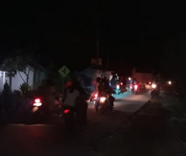 Suasana jalan raya Kota Luwuk yang dipenuhi kendaraan warga yang mengungsi ke gunung, Jumat (12/4/2019) malam. Foto: Antara.
