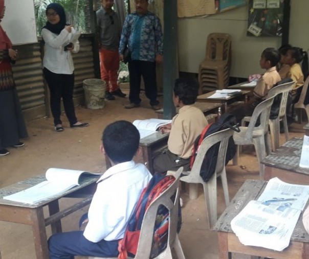 Murid pada sekolah anak TKI Community Learning Center (CLC) Kuari 3 Gum Gum Sandakan sedang belajar menggunakan buku hasil fotocopian dari download di internet. Foto: Antara.