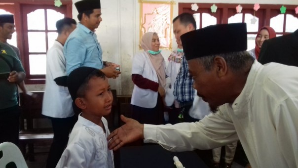 Salah satu peserta sunat masal menangis di ruangan