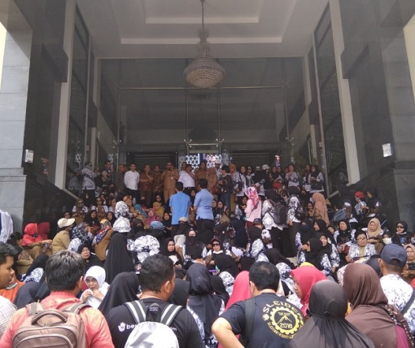 Aksi demo guru sertifikasi di kantor DPRD Pekanbaru pada 8 April 2019. Foto: Surya/Riau1.