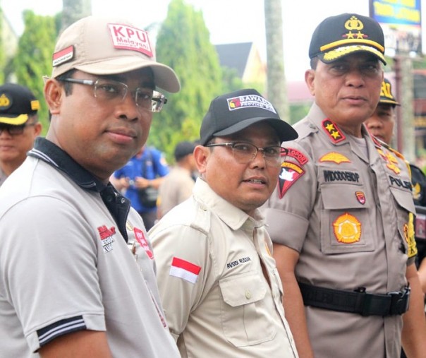 Kapolda Riau Irjen Widodo Eko Prihastopo (kanan) dan  Ketua Bawaslu Riau Rusidi Rusdan (tengah), serta perwakilan KPU. Foto: Istimewa.