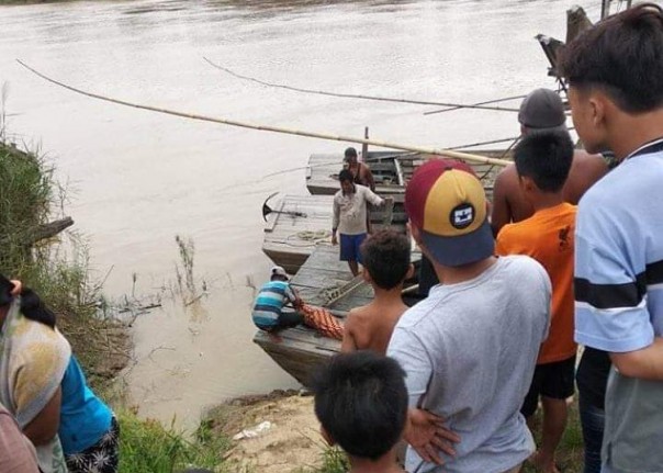 Warga saksikan proses evakuasi jenazah bocah korban terkaman buaya di Inhu