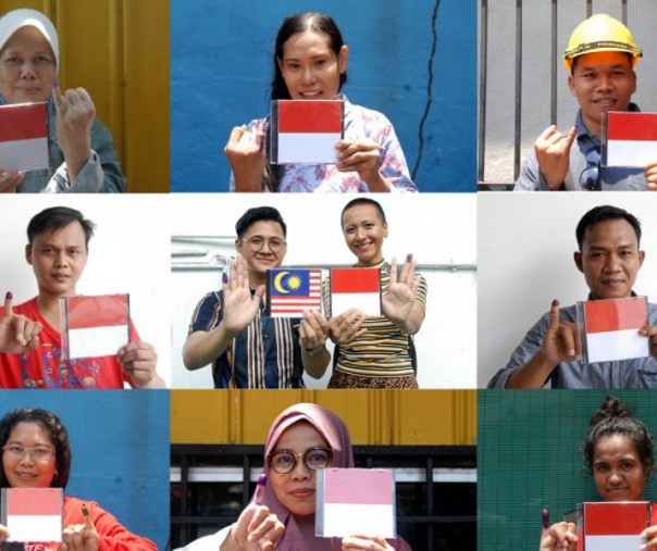 Foto kombo sejumlah warga negara Indonesia menunjukkan jarinya yang telah dicelupkan tinta usai menggunakan hak suaranya di KBRI, Kuala Lumpur, Malaysia, Minggu (14/4/2019). Foto: Antara.