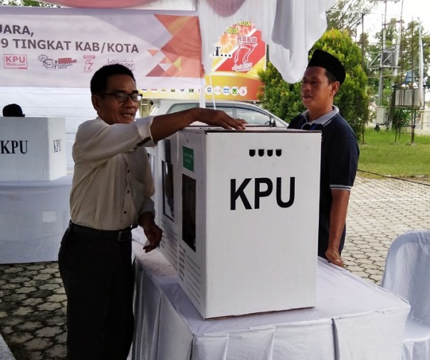 Simulasi pemungutan suara di halaman kantor KPU Pekanbaru di Jalan Arifin Ahmad, Kamis (4/4/2019). Foto: Surya/Riau1.