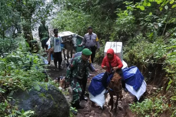 Distribusi surat suara ke Desa Andongrejo pakai kuda yang dikawal aparat Kepolisian dan TNI. 