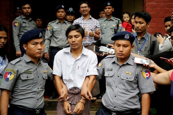 Wartawan Reuters yang ditahan, Kyaw Soe Oo dan Wa Lone dikawal Polisi Myanmar saat sidang Pengadilan. 