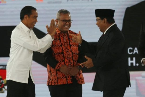 Jokowi, Ketua KPU Arief Budiman dan Prabowo Subianto saat acara Debat Capres. 