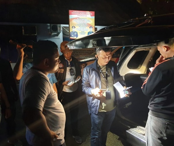 Petugas gabungan menemukan bahan kampanye di dalam sebuah mobil yang terjaring razia di Kota Bangkinang, Kabupaten Kampar, Senin (15/4/2019) malam. Foto: Bawaslu Riau.