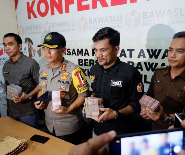 Ketua Bawaslu Kota Pekanbaru Indra Khalid Nasution (dua dari kanan) didampingi Kapolresta Pekanbaru Kombes Susanto dalam keterangan persnya, Selasa (16/4/2019) sore. Foto: Riau1.
