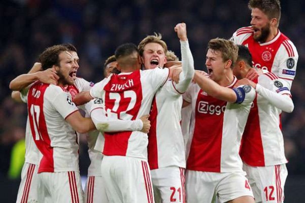 Pemain Ajax merayakan kemenangan usai kalahkan Juventus, Rabu dini hari WIB. 