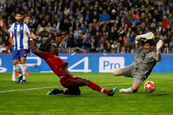 Pemain Liverpool Sadio Mane saat cetak gol ke gawang FC Porto, Kamis dini hari. 