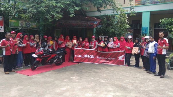 Tim Safety Riding Capella Honda Riau bersama puluhan guru SDN 20 Pekanbaru (foto: barkah/riau1.com)