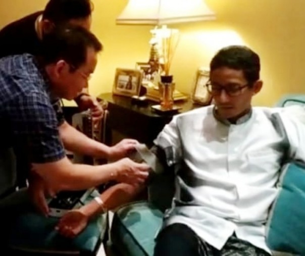 Sandiaga Uno saat diperiksa tim dokter di kediamannya. Foto: Dokumen BPN.