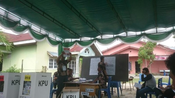 Ilustrasi petugas KPPS saat bekerja di sebuah TPS. 