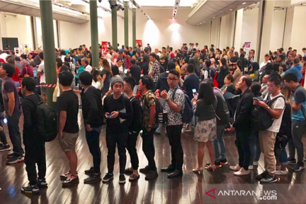 Ribuan warga negara Indonesia antre saat pencoblosan di Sydney, Australia. 