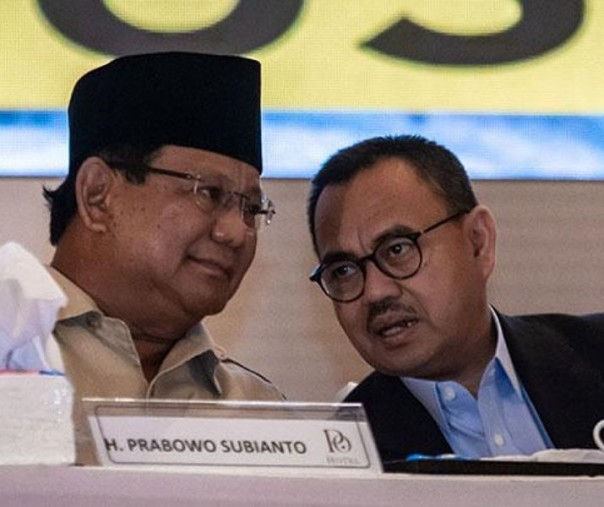 Capres nomor urut 02, Prabowo Subianto (kiri) berbincang dengan Direktur Materi dan Debat Badan Pemenangan Nasional Prabowo-Sandi, Sudirman Said (kanan). Foto: Antara.