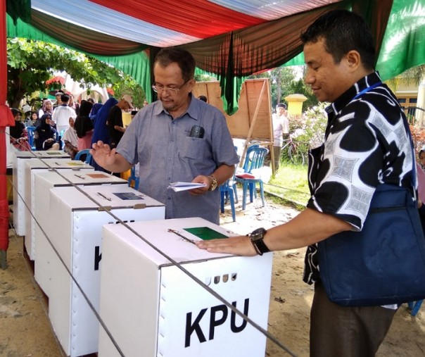 Warga Pekanbaru menjalani proses pemungutan suara pada 17 April 2019. Foto: Surya/Riau1.