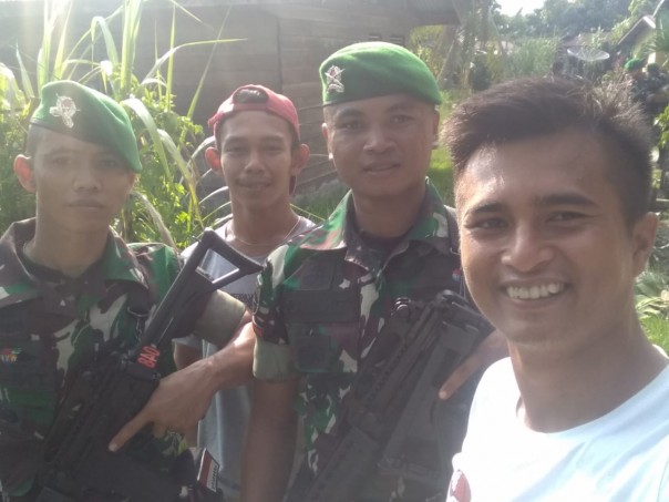 Faizal (kanan) Saat Dikunjungi Satu Pleton Anggota TNI