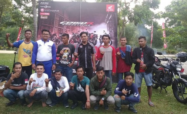 Tim Safety Riding dan PIC Community Capella Honda Riau bersama puluhan bikers Honda