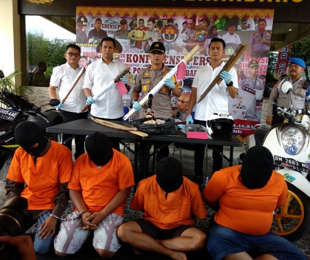 Kapolresta Pekanbaru didampingi jajarannya saat jumpa pers penangkapan geng motor yang melukai tiga polisi (Foto: Riau1)