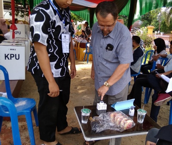 Pemilih di Pekanbaru saat mencelupkan jarinya di cairan tinta sebagai tanda sudah memberikan hak suara pada 17 April 2019. Foto: Surya/Riau1.