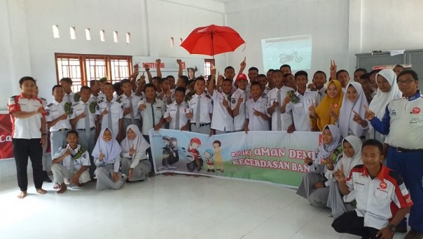 Tim Safety Riding Capella Honda Riau bersama puluhan siswa siswi SMK M Yunus Pujud