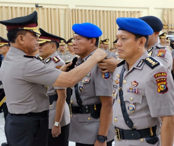 Kapolda Riau saat melantik empat pejabat utamanya yang baru, di mana salah satunya Direktur Polair Kombes Badarudin 