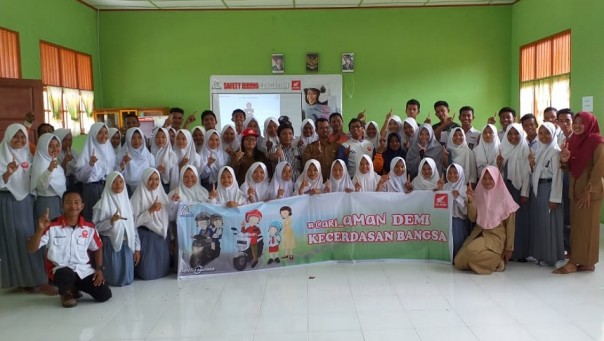 Tim Safety Riding Capella Honda Riau bersama puluhan siswa siswi SMAN 3 Pujud