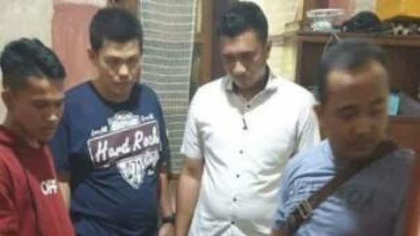 Arik Alfiki berjaket merah saat diamankan Tim Siber Mabes Polri.