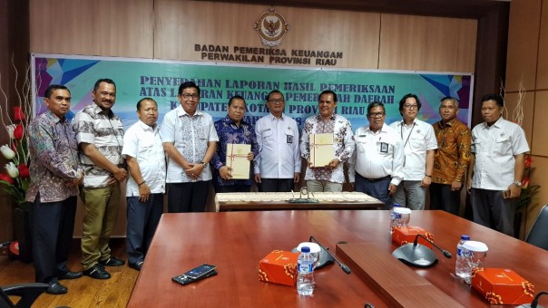 Bupati Meranti Drs.H.Irwan,M.Si Saat Menerima WTP dari BPK Perwakilan Riau