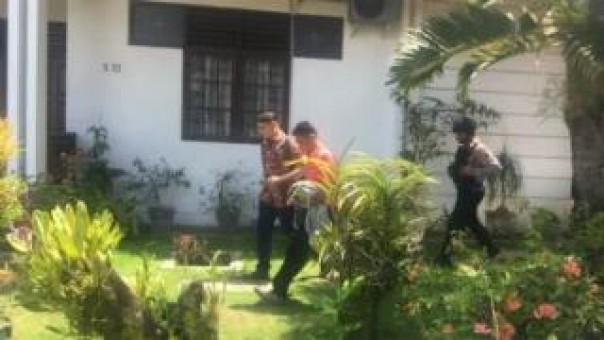 Tim penyidik KPK saat menggeledah rumah pribadi Bupati Solok Selatan Muzni Zakaria, Kamis. 