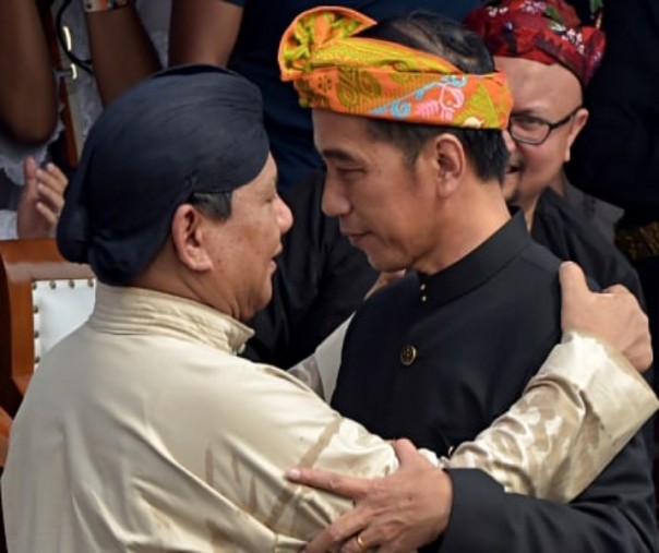 Capres nomor urut 02 Prabowo memeluk capres nomor urut 01 Jokowi saat acara Deklarasi Pemilu Damai. Foto: AFP.