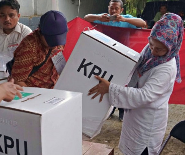 Petugas KPPS menyiapkan kotak suara untuk pemungutan suara. Foto: Kumparan.com.