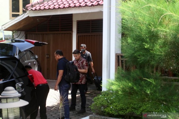 KPK usai menggeledah rumah pribadi Bupati Solok Selatan Muzni Zakaria di kawasan Asratek Padang, Kamis siang. 