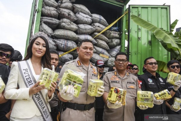 Putri Indonesia Frederika Alexis Cull, Kapolres Metro Jakarta Barat Hengki Haryadi dan Kabid Humas Polda Metro Jaya Argo Yuwono saat memperlihatkan barang bukti, Kamis. 