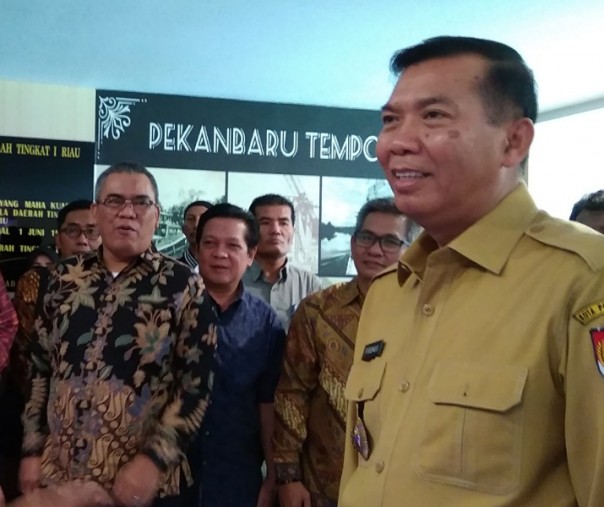 Wali Kota Pekanbaru Firdaus (kanan) bersama Bupati Muara Enim Ahmad Yani (kiri) usai pertemuan, Senin (29/4/2019). Foto: Surya/Riau1.