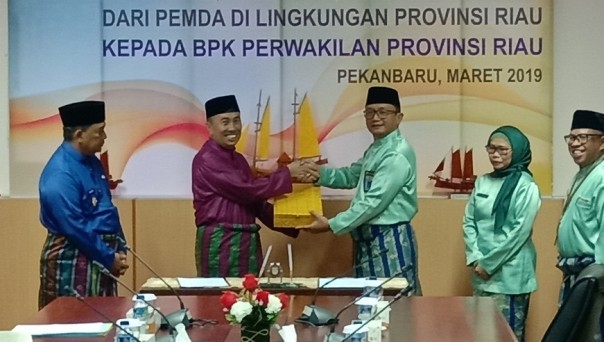 Gubernur Riau, Syamsuar didampingi Wakil Gubernur Riau, Edy Natar menyerahkan LKPD 2018 Pemprov Riau ke BPK
