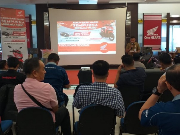 Proses pencabutan undian program Tahun Baru Makin Sempurna dengan Vario di Capella Honda Riau