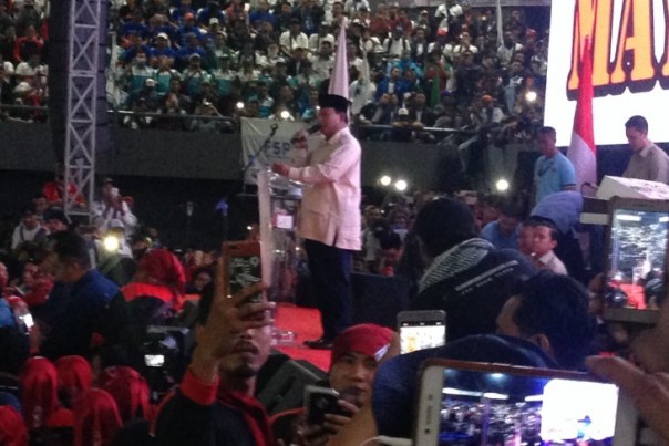 Prabowo Subianto saat pidato di tengah ribuan buruh dan petinggi KSPI, Rabu di Jakarta. 
