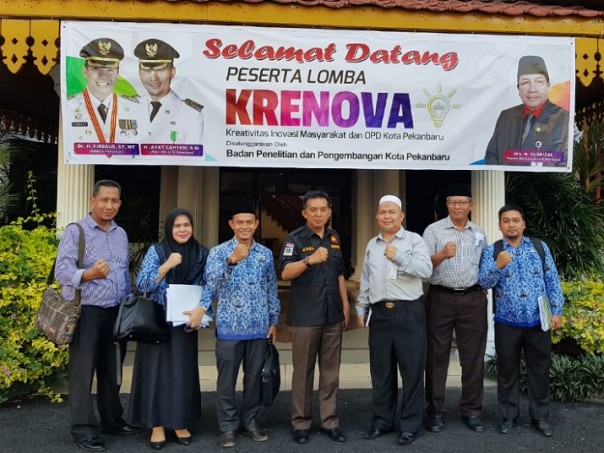 Kepala Dispora Kota Pekanbaru, Zulfahmi Adrian (kemeja hitam, tengah) bersama jajaran staf Dispora Kota Pekanbaru diajang Lomba Krenova Balitbang Pekanbaru
