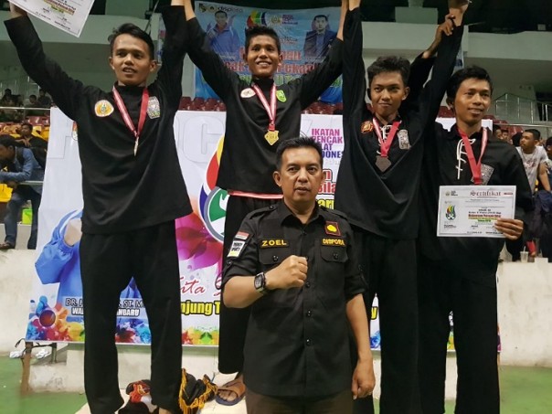 Ketua Pengcab IPSI Kota Pekanbaru, Zulfahmi Adrian bersama peraih medali Kejuaraan Pencak Silat Pekanbaru Championship II 2019 di Gelanggang Remaja