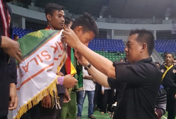 Ketua Pengcab IPSI Kota Pekanbaru, Zulfahmi Adrian mengalungkan medali di Kejuaraan Pencak Silat Pekanbaru Championship II 2019 di Gelanggang Remaja