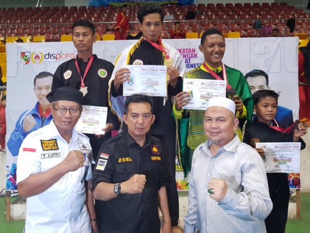 Ketua Pengcab IPSI Kota Pekanbaru, Zulfahmi Adrian bersama peraih medali Kejuaraan Pencak Silat Pekanbaru Championship II 2019 di Gelanggang Remaja