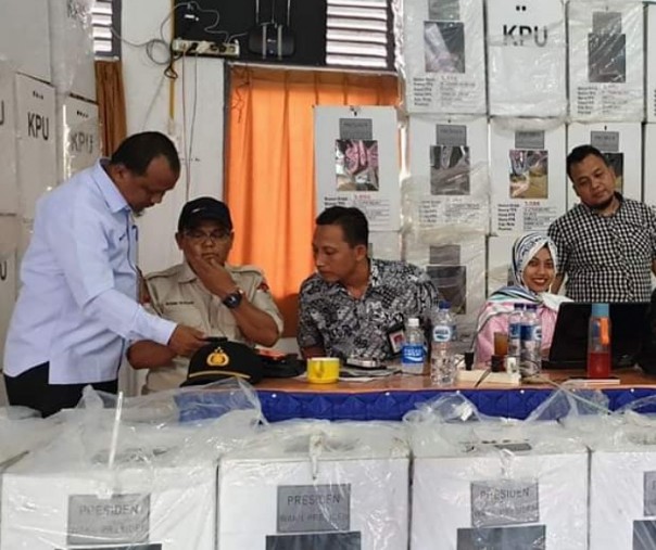 Ketua Bawaslu Rusidi Rusdan saat meninjau rapat pleno PPK di Kecamatan Tambusai Utara, Kabupaten Rokan Hulu, baru baru ini. Foto: Bawaslu Riau.