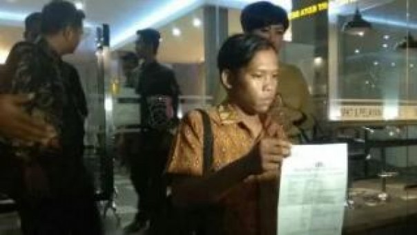 Karyawan Hotel La Lisa Surabaya, Ainur Rofik, usai melapor ke Polres, Jumat. 