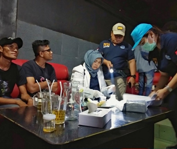 Petugas BNN Riau tengah memeriksa urine pengunjung tempat hiburan (Foto: Riau1)