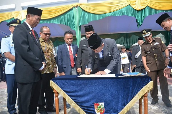 Proses penandatanganan MoU antara Dispora, Disdik dan KONI Kota Pekanbaru untuk pelaksanaan program KOSMP